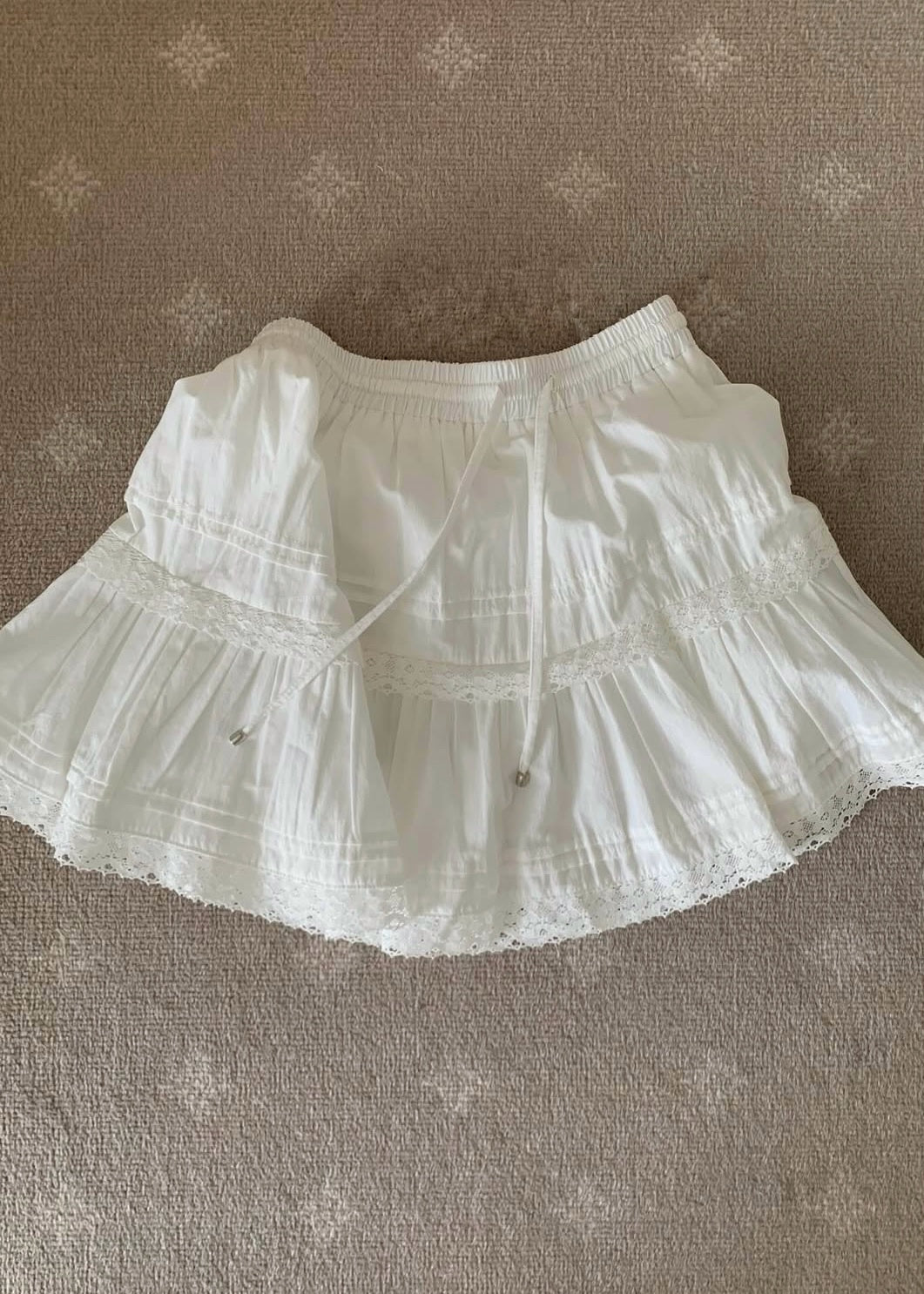 Ribbon lace mini skirt
