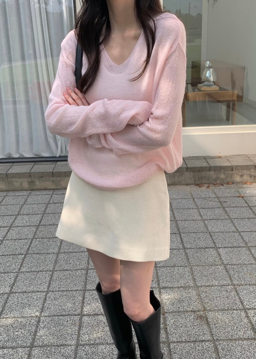 V-neck airy knit jumpers