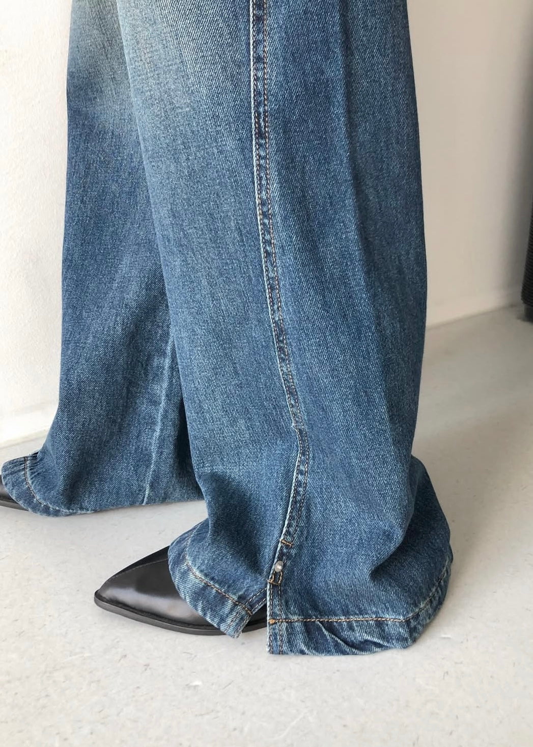 Oil wash vented jeans