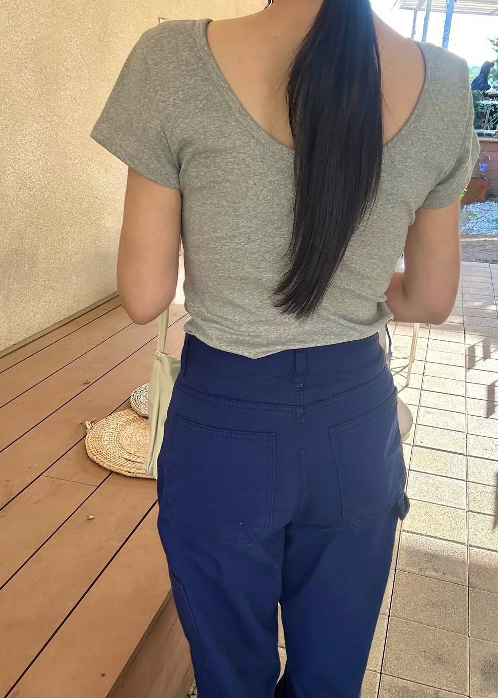 Round bottom U-neck tee