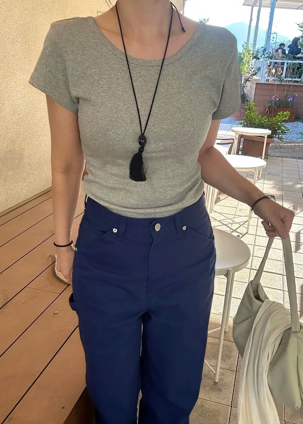 Round bottom U-neck tee