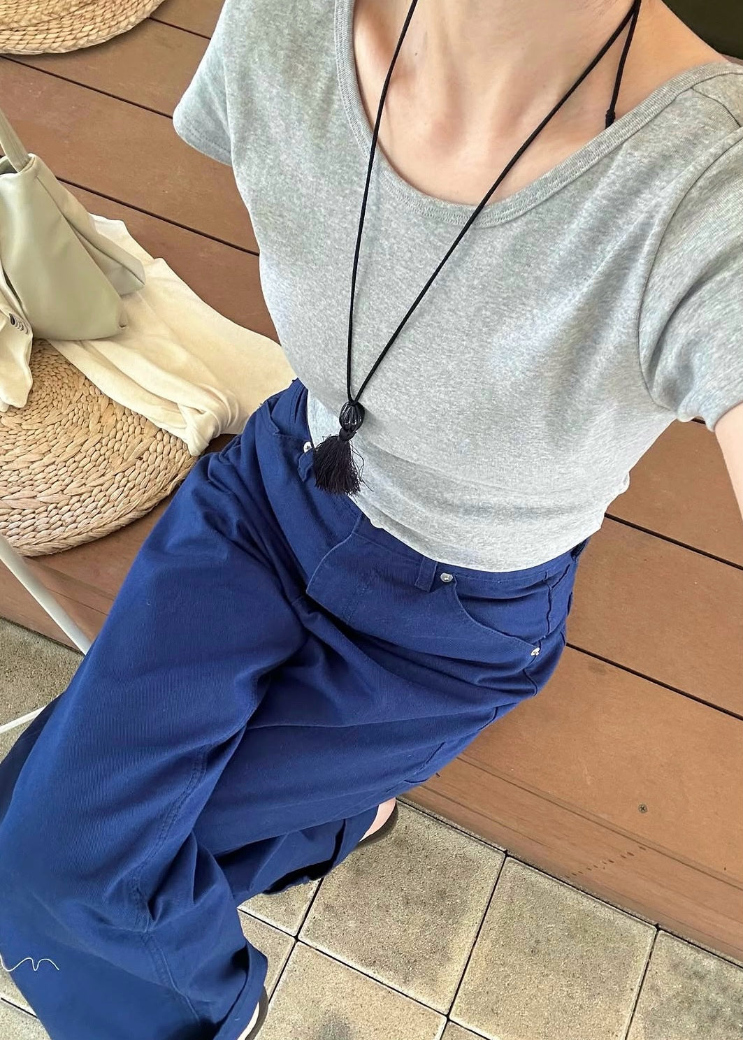 Round bottom U-neck tee