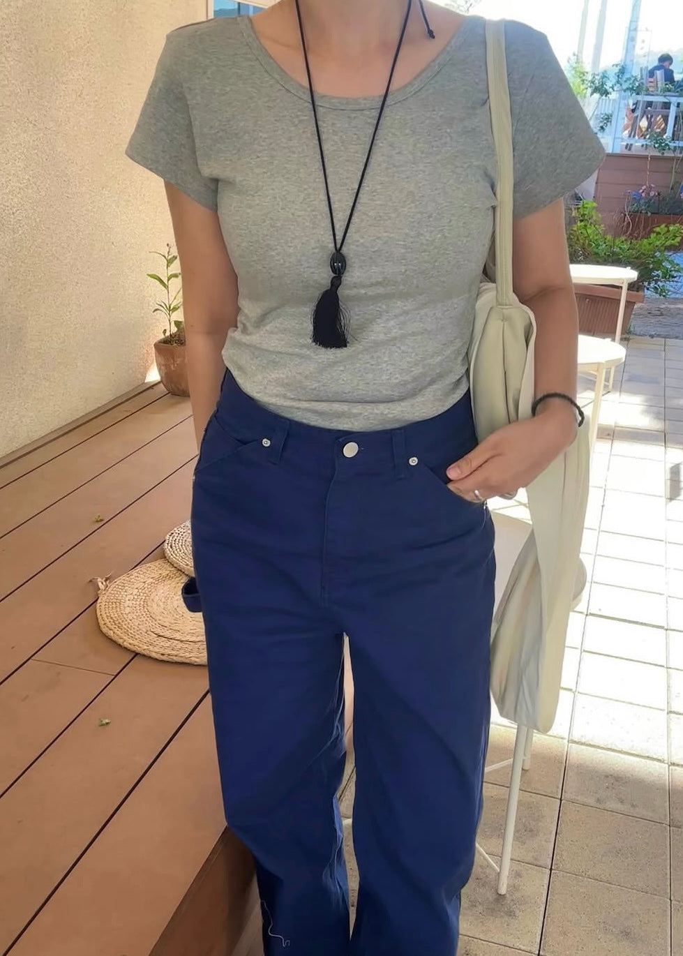 Round bottom U-neck tee
