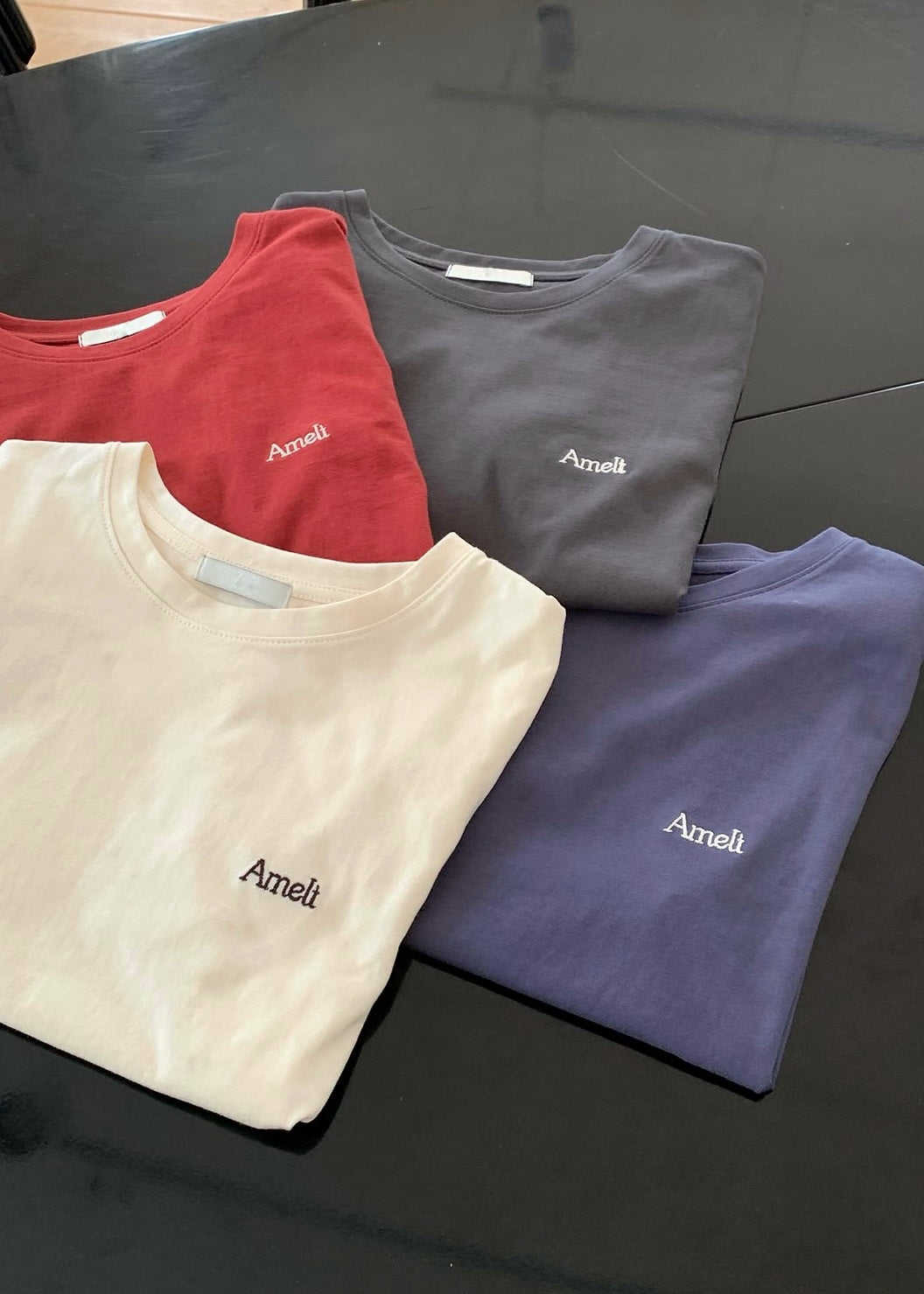 "Amelt" embroidery tee