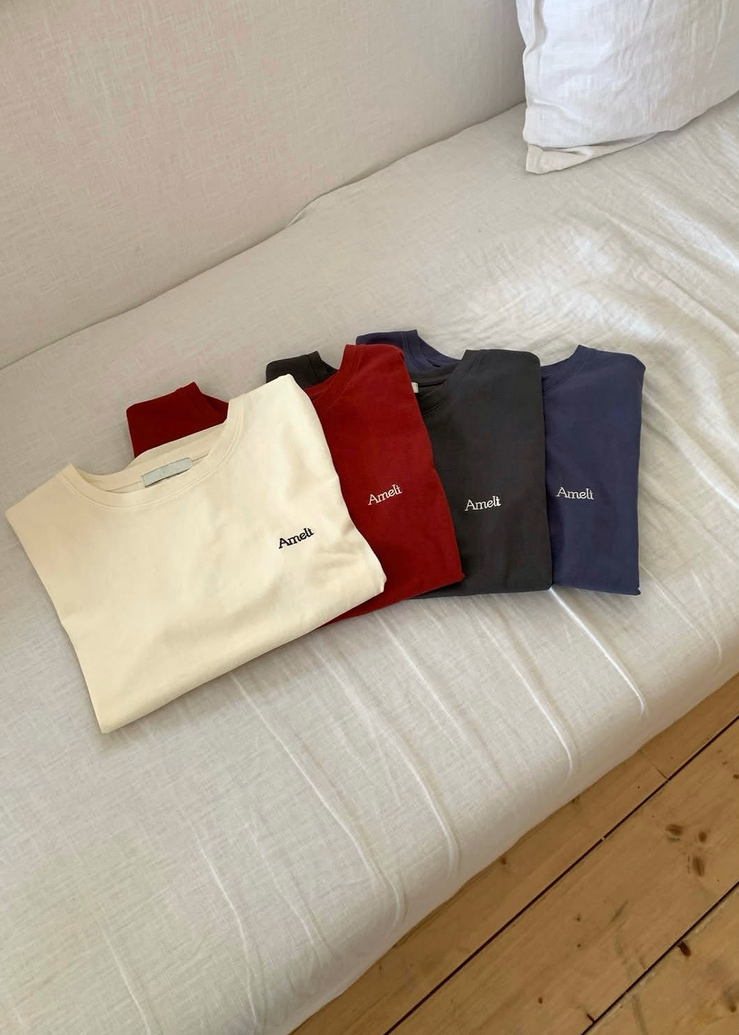 "Amelt" embroidery tee