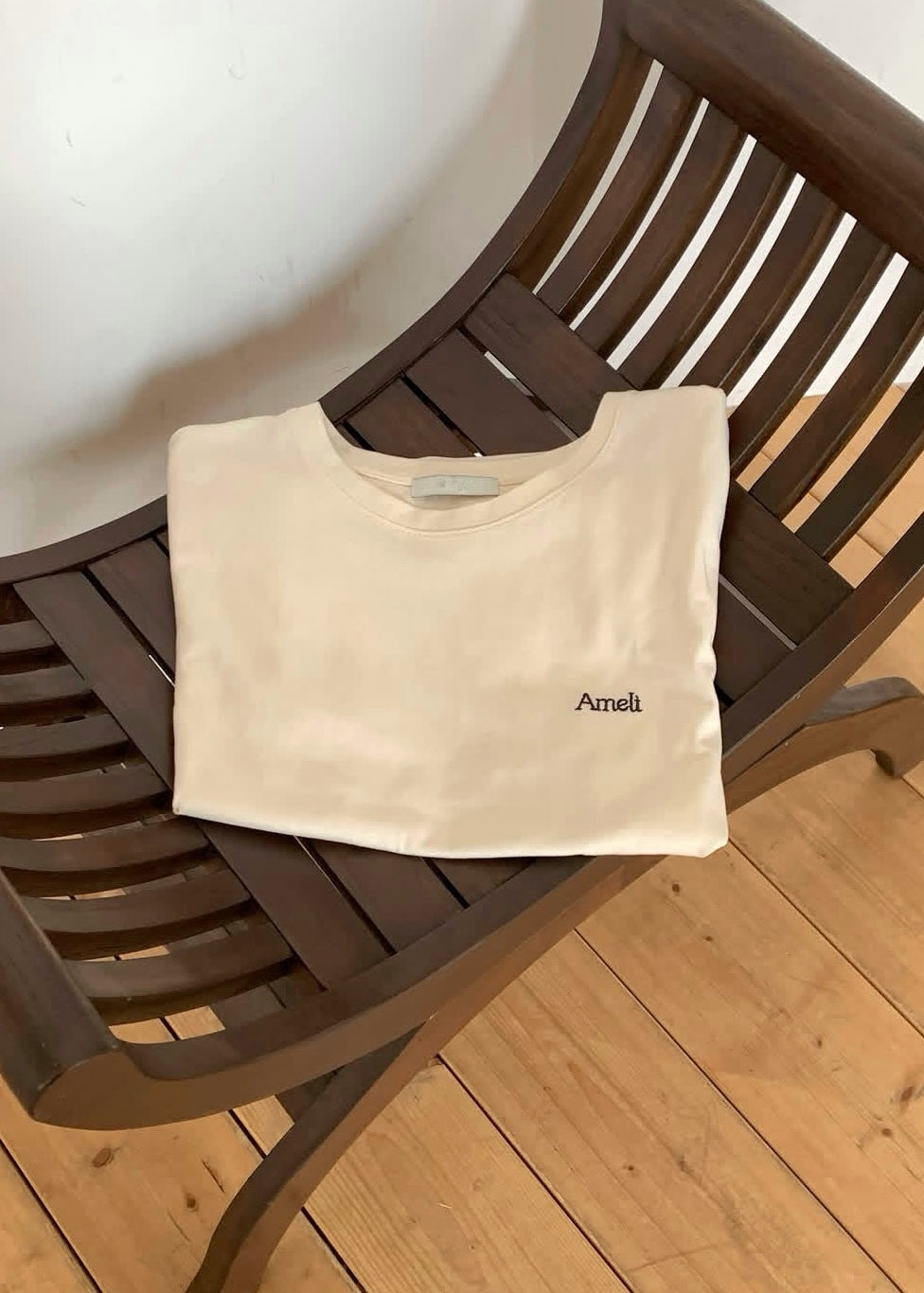 "Amelt" embroidery tee