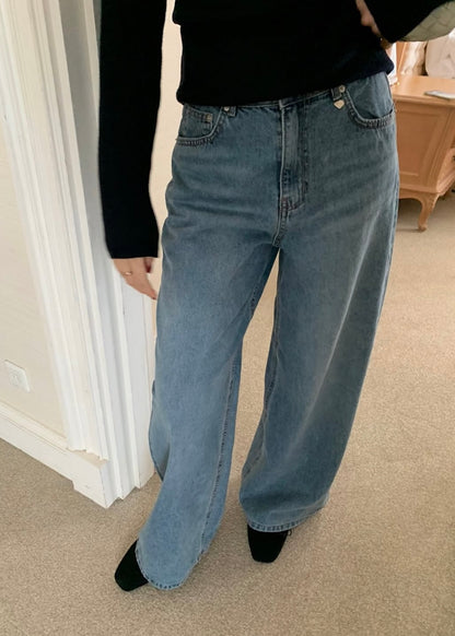 Loosen whiskers indigo jeans
