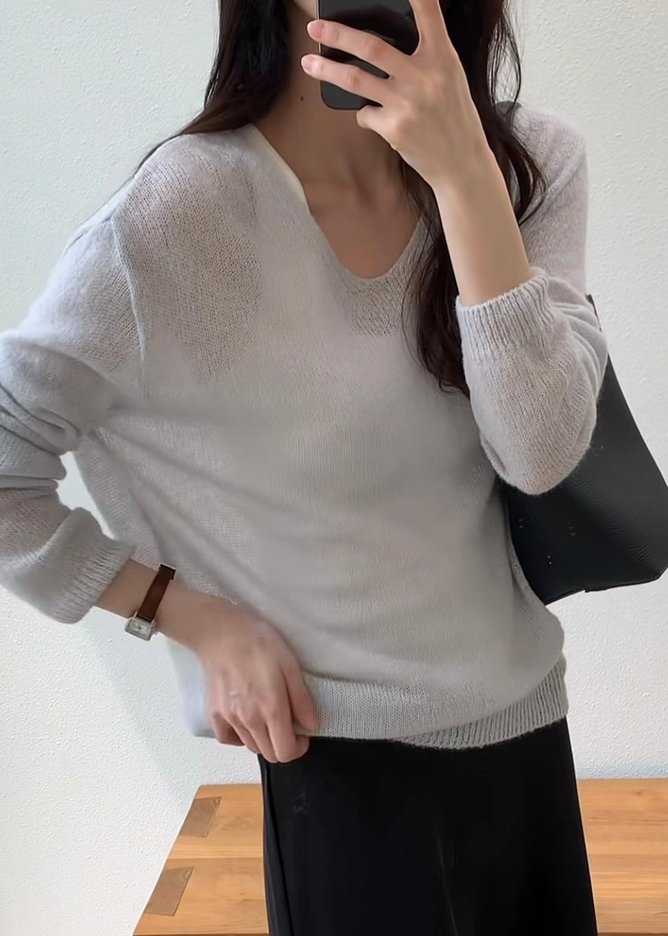 V-neck airy knit jumpers
