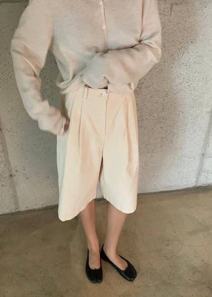 Corduroy pleated shorts