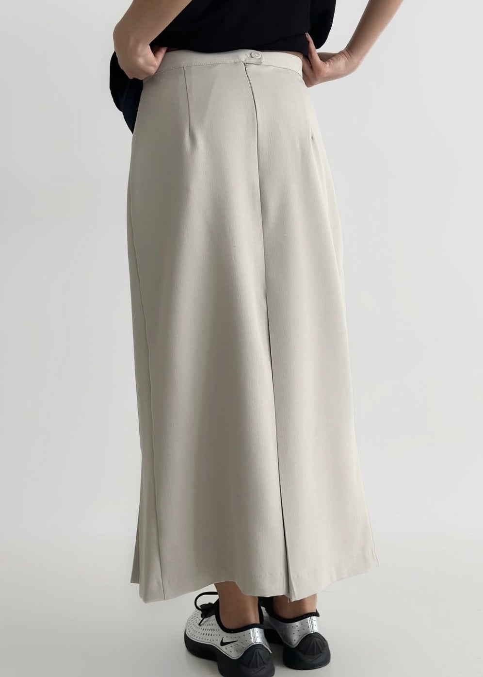 Vent & pleat skirt