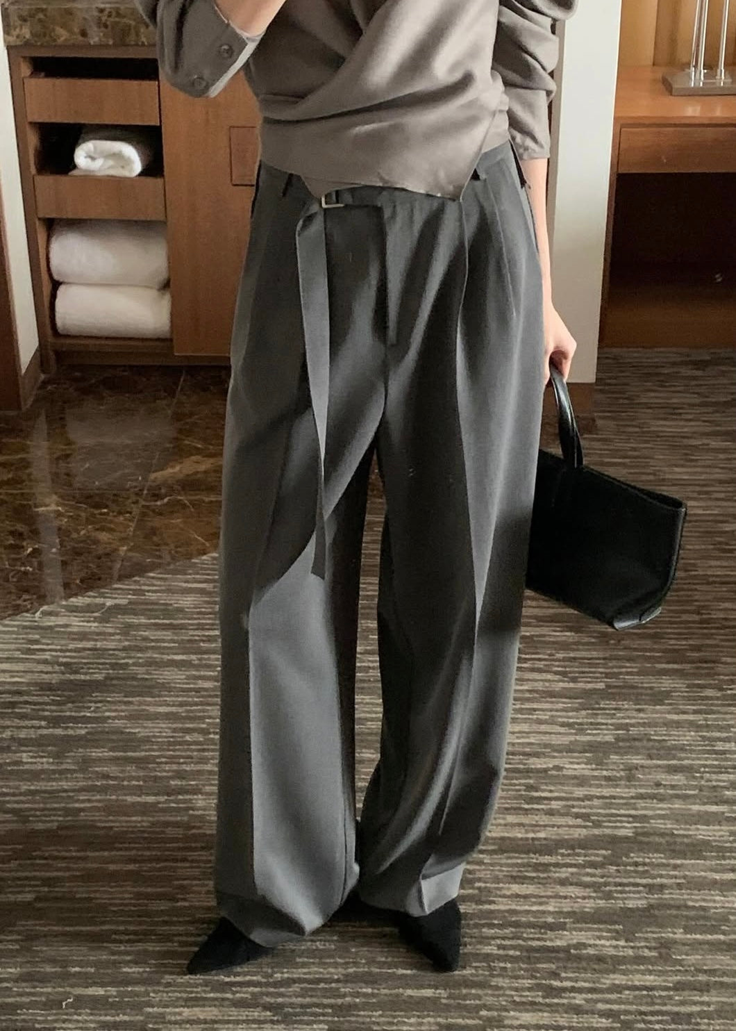 Single strap wide trousers