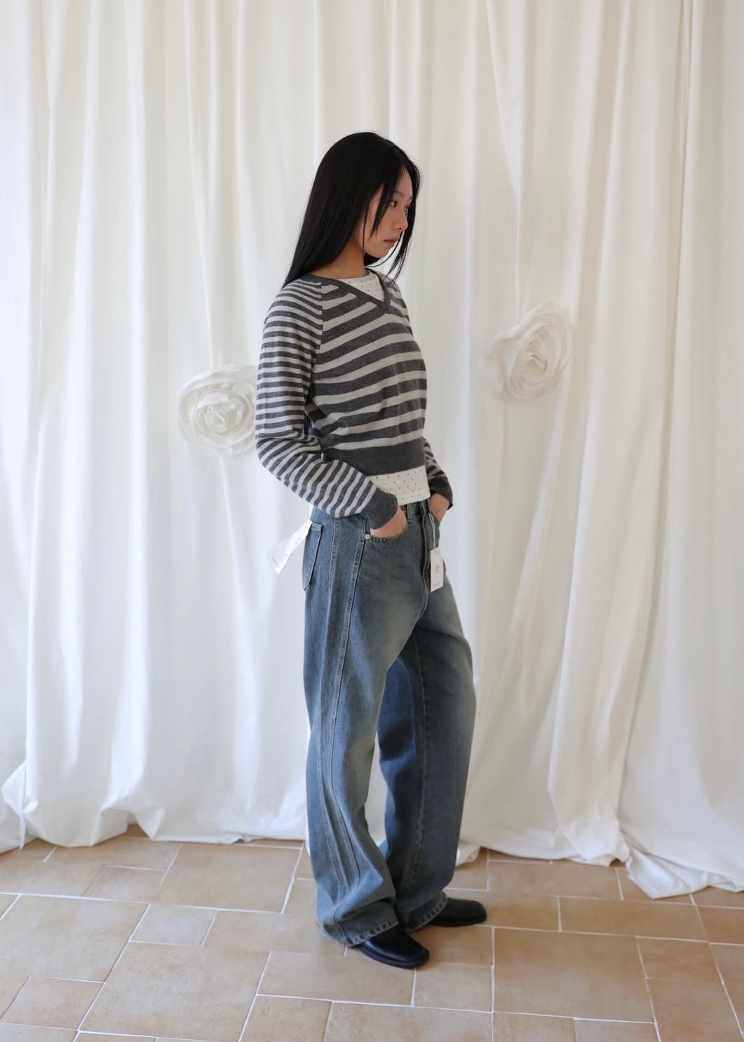 V-neck cropped borders knit
