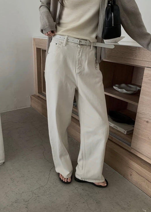 Bleached jeans with belt